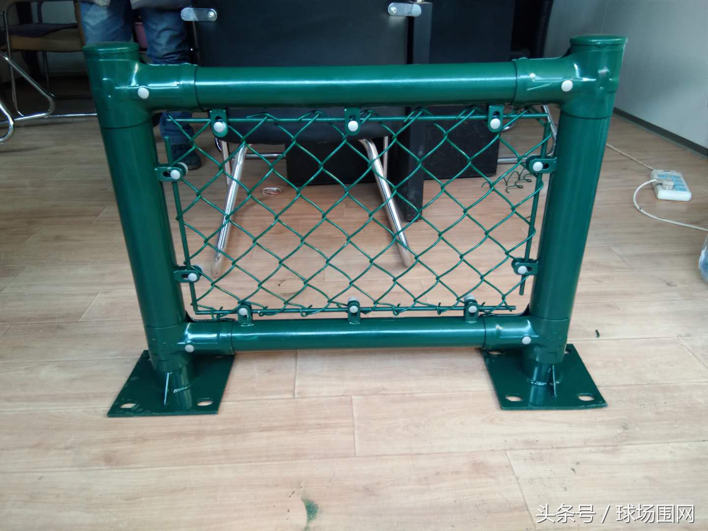 笼式足球场围网报价明细表,五人足球场顶部围网做法