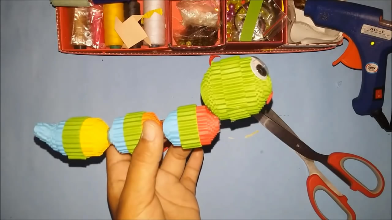 用卫生纸做的毛毛虫简单又好看,儿童手工纸做毛毛虫