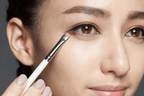 眼妆教程卡姿兰眼影哑光四色,3ce四色全哑光眼影盘眼妆教程