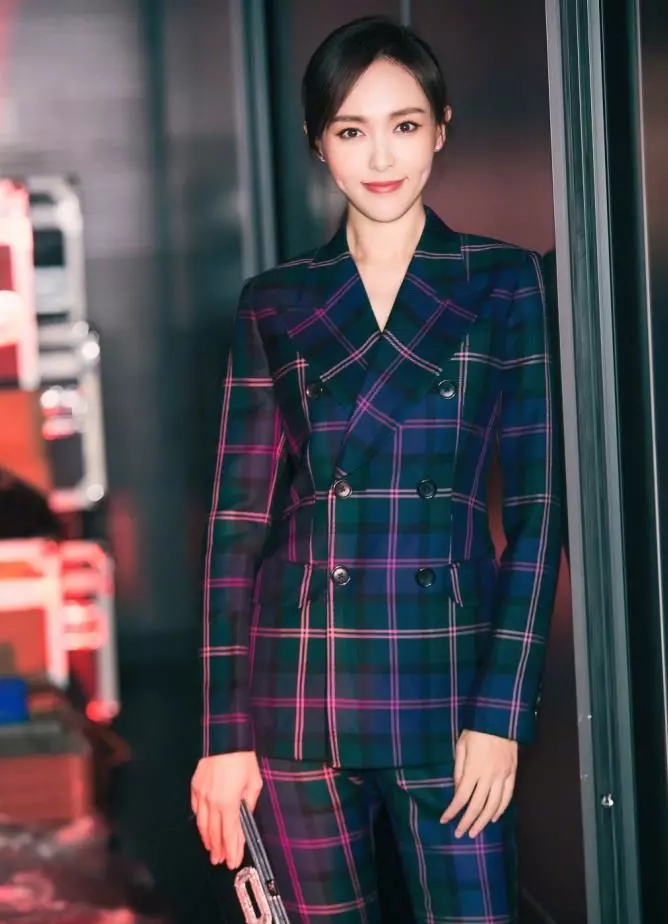 脸型偏肉感的女人穿衣风格,长脸型女生怎么穿衣服好看