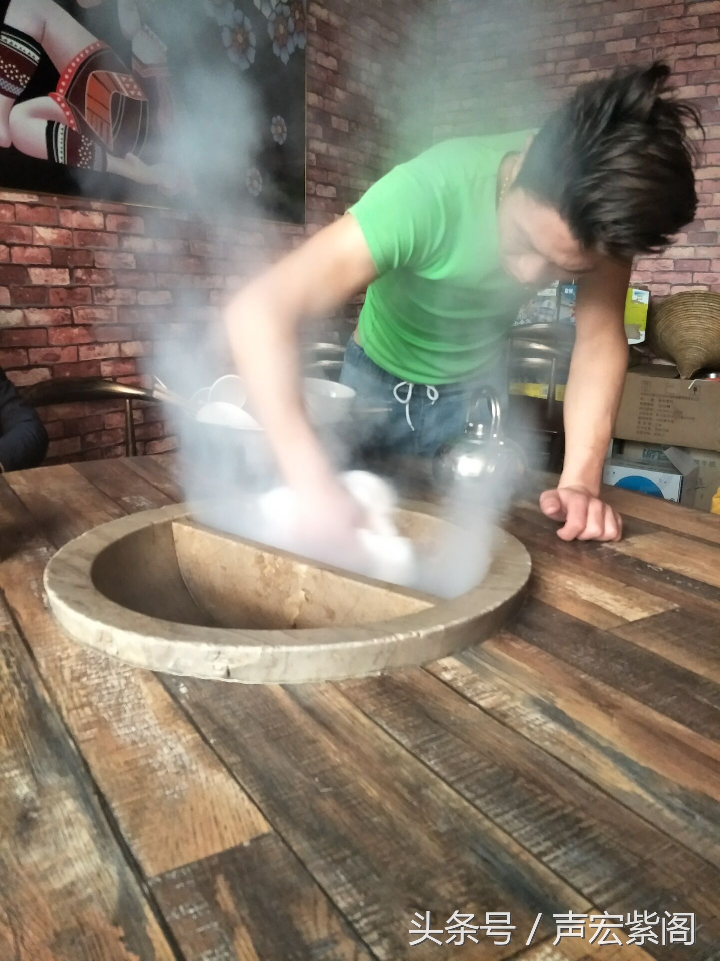 石头锅草帽盖特点鲜明，来河北石家庄赵县建设路品尝鲜美的石锅鱼