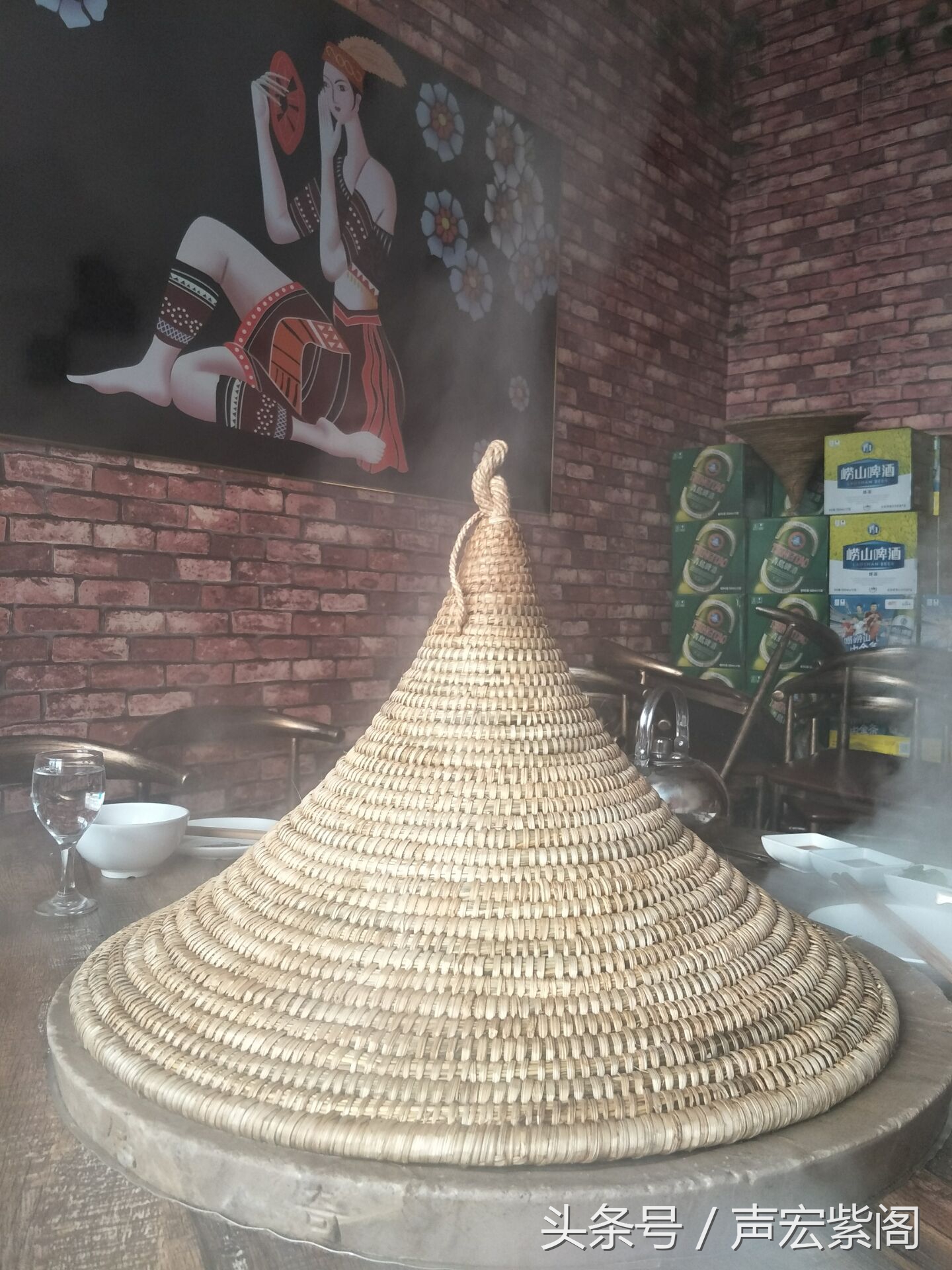 石头锅草帽盖特点鲜明，来河北石家庄赵县建设路品尝鲜美的石锅鱼