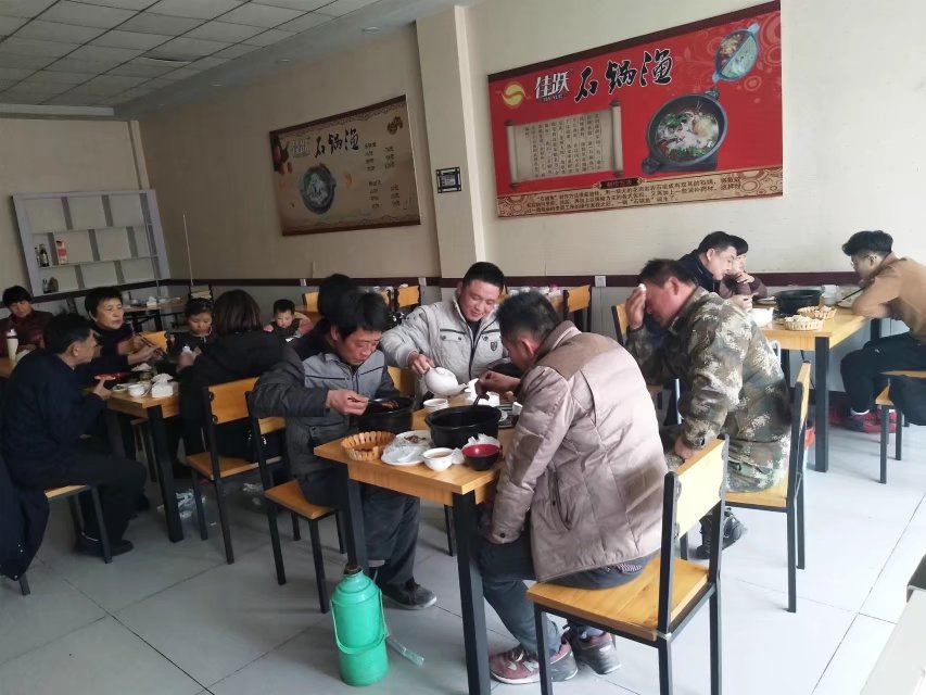 十几元自助鸡公煲,炭炉鸡煲人均消费