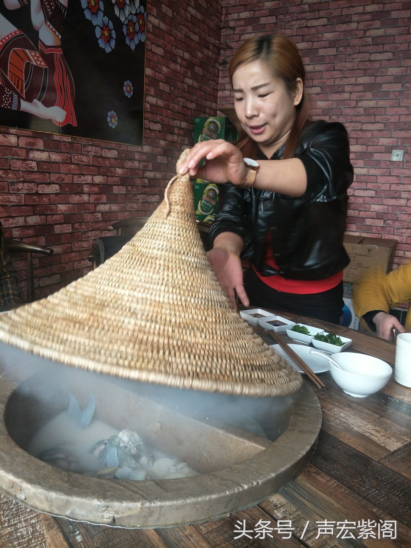 石头锅草帽盖特点鲜明，来河北石家庄赵县建设路品尝鲜美的石锅鱼