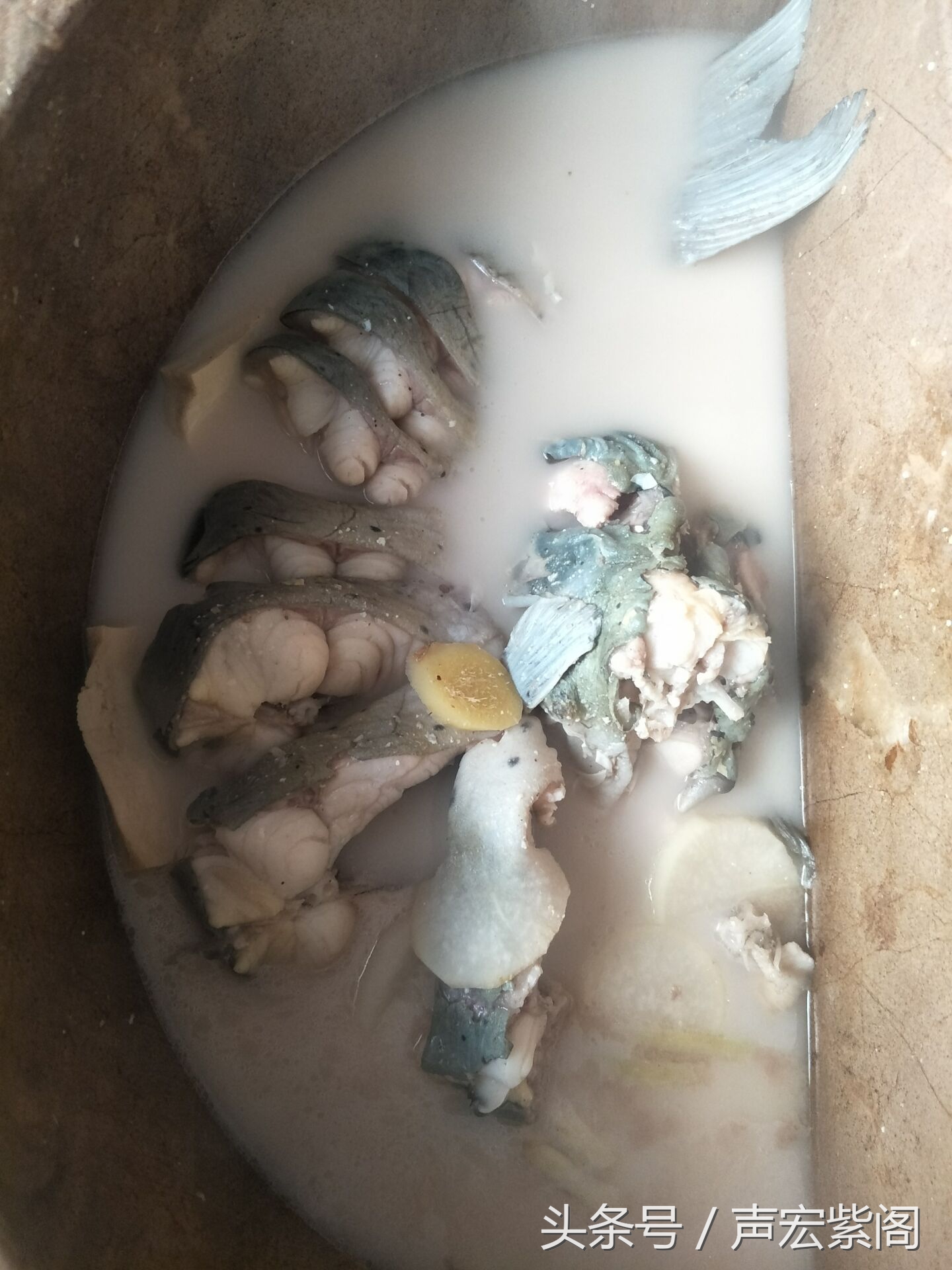 石头锅草帽盖特点鲜明，来河北石家庄赵县建设路品尝鲜美的石锅鱼