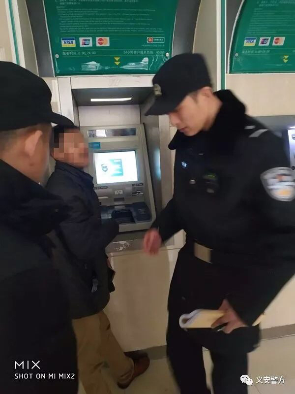 银行卡被吞后自动报警,男子取钱被atm吞掉银行卡不管用