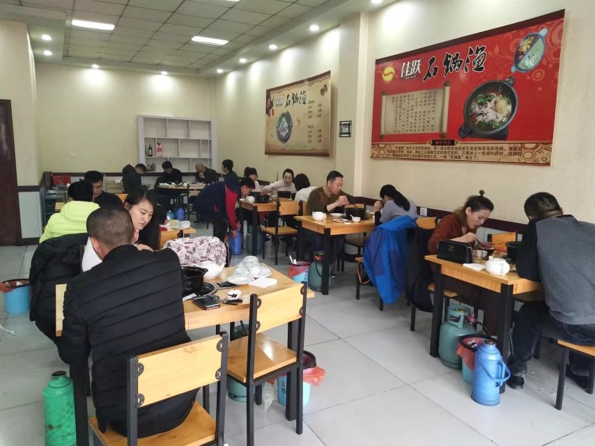 十几元自助鸡公煲,炭炉鸡煲人均消费