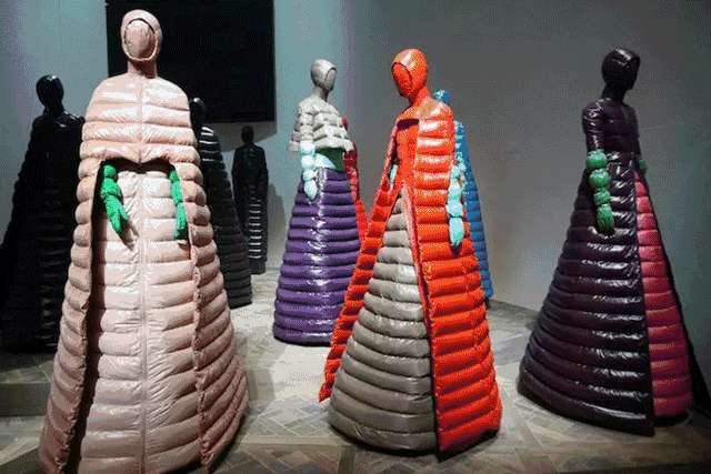 抱着狗狗走秀,抱着狗狗模特走秀视频