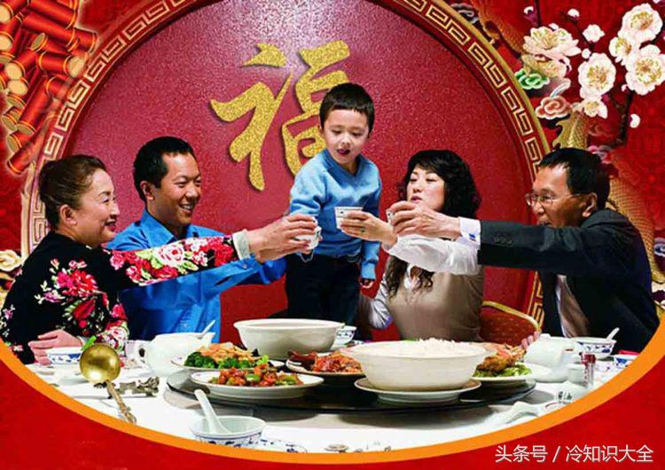 春节贴对联习俗的由来,春节挂灯笼的习俗由来