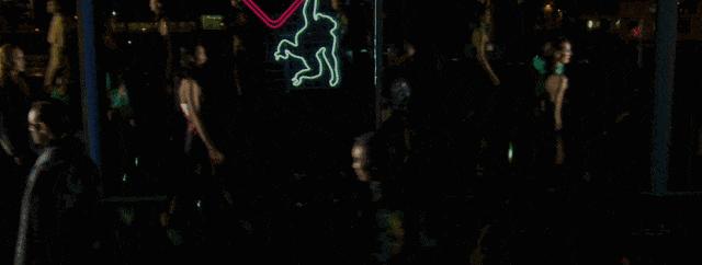 抱着狗狗走秀,抱着狗狗模特走秀视频