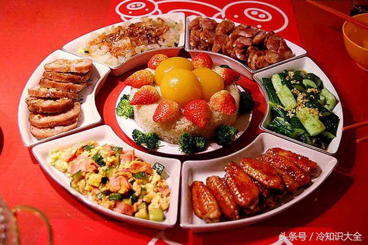 春节贴对联习俗的由来,春节挂灯笼的习俗由来