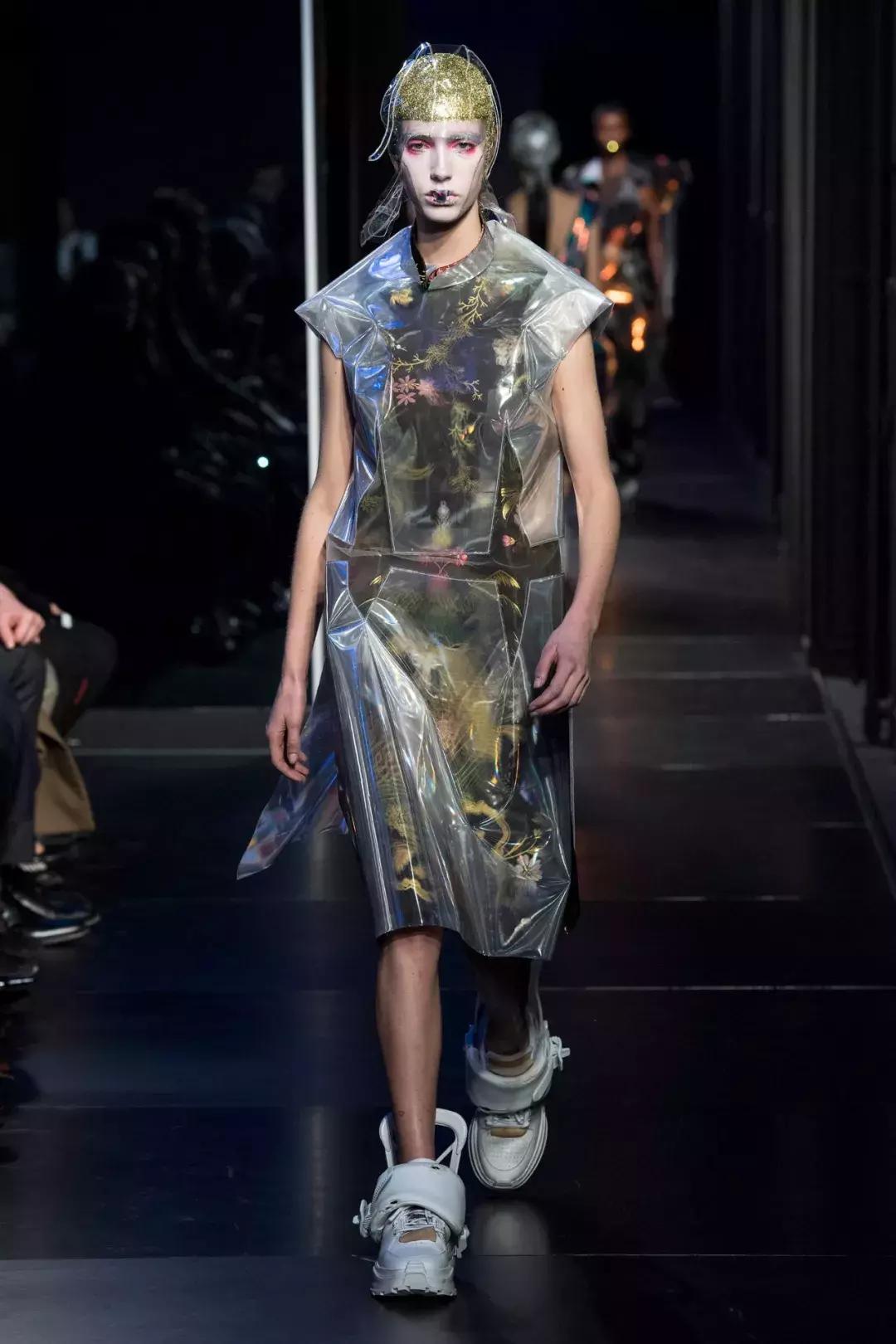 比塑料姐妹花更厉害的，是张韶涵身上这件塑料衣服！