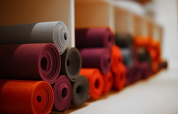 初学者适合用哪种类型的瑜伽垫,瑜伽垫怎么选新手如何选择瑜伽垫