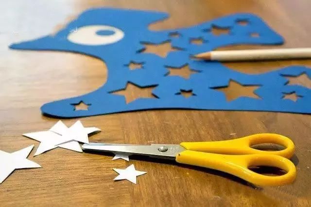 怎么用纸做元宵形状的小灯笼,简单用卡纸做一个元宵节小灯笼