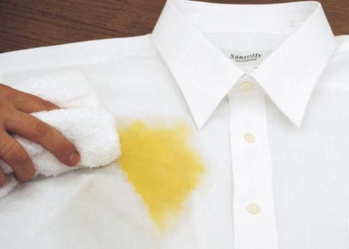 牙膏去除衣服上的油渍小窍门,牙膏去衣服油渍