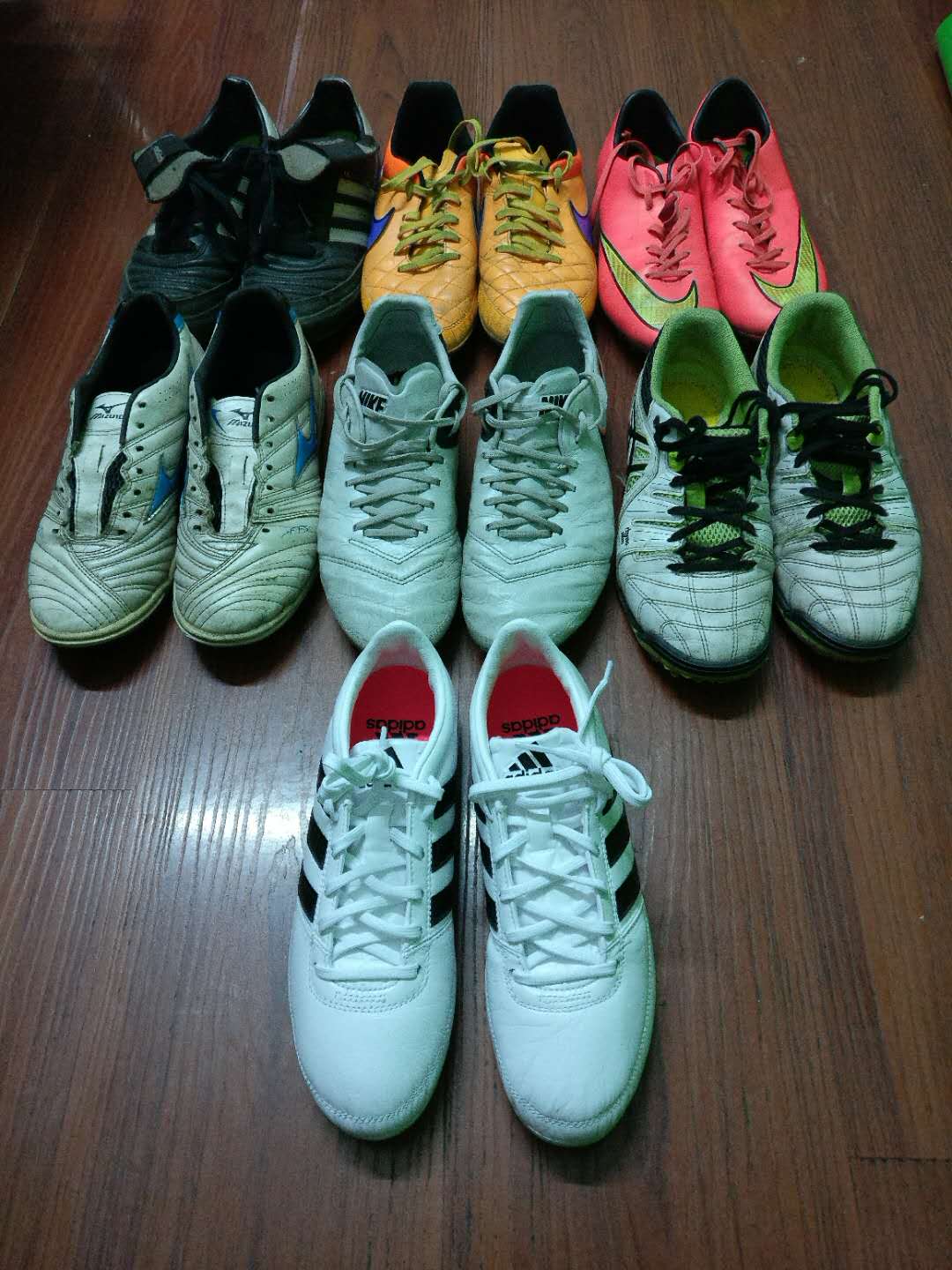 如何选择适合自己的足球鞋,怎么挑选一双足球鞋呢