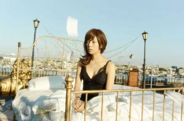 顶楼豪情、灯泡成Sex道具《裸睡美人》高桥一生献出处女床戏！