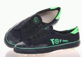 如何选择适合自己的足球鞋,怎么挑选一双足球鞋呢