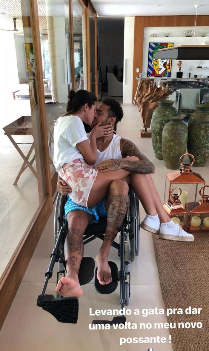 内马尔与女友亲吻,内马尔和女友亲吻