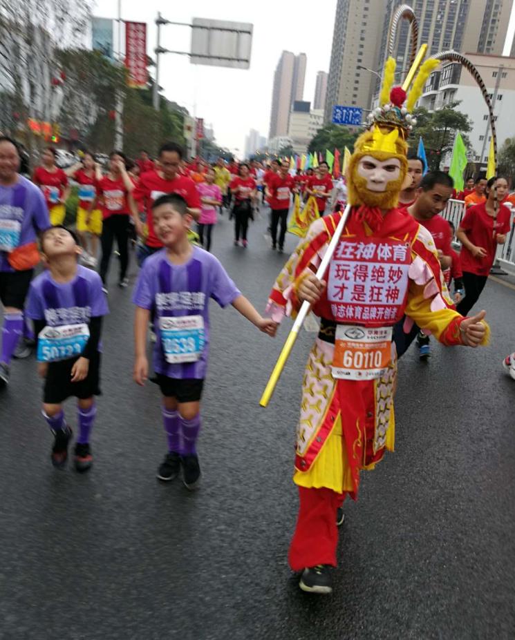 9岁小孩挑战马拉松,马拉松9岁小朋友