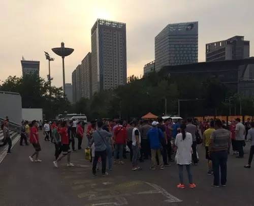 进步了？郜林遭人身攻击，赛后恒大球迷被打