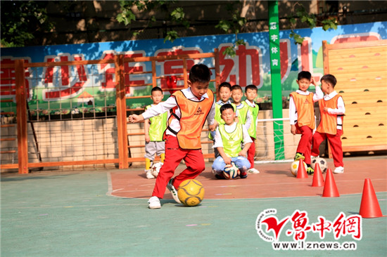 淄博足球娃娃闯京城小组第二打入16强