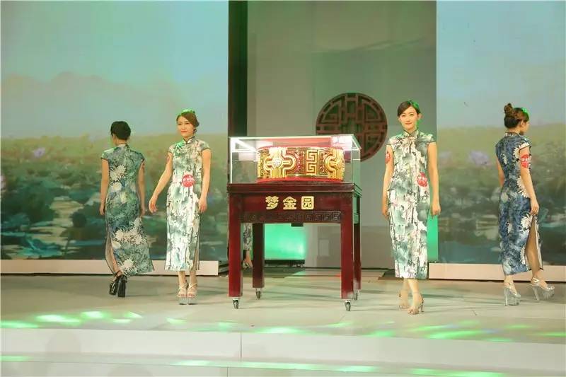 迪拜最大金戒指价值多少钱,世界最大最纯黄金戒指图片