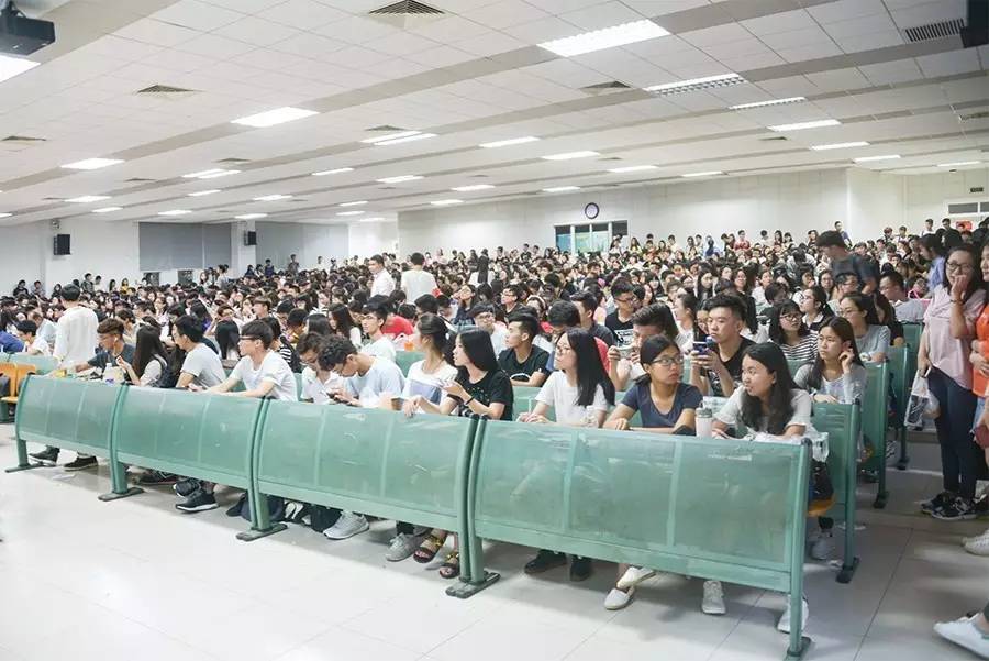 福布斯亚商权势女性董明珠女士，跟北师珠的同学分享了什么。