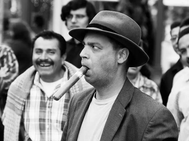 抽雪茄和抽烟一样进肺里吗,抽烟和抽雪茄