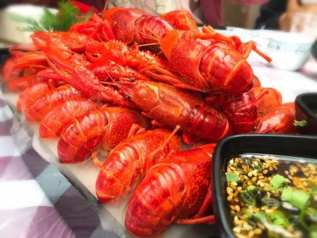 好吃|吃货日记：在鲜花、小桥、流水的院坝吃小龙虾是一种怎样的体验？