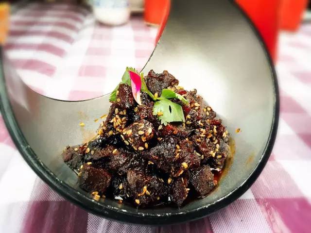 好吃|吃货日记：在鲜花、小桥、流水的院坝吃小龙虾是一种怎样的体验？