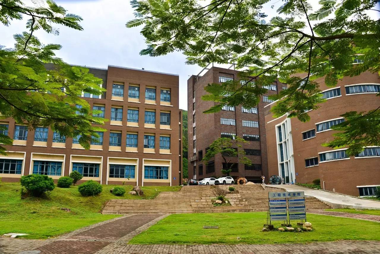 北师珠艾利斯顿楼，期待与北师珠最美丽的你一起自拍。