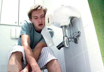 大便总是粘在马桶上怎么了,大便粘马桶感觉拉不干净的原因