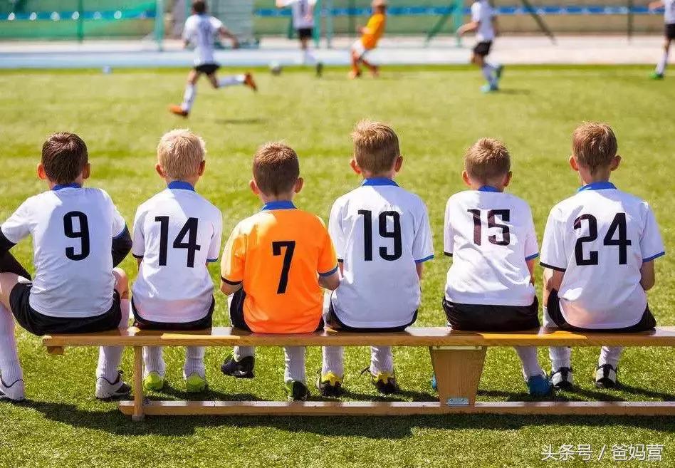 小孩踢球是不是容易o型腿,小时候踢足球变o型腿怎么矫正