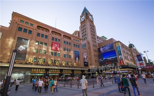 重庆解放碑附近劳力士手表店铺,解放碑上面的劳力士标志