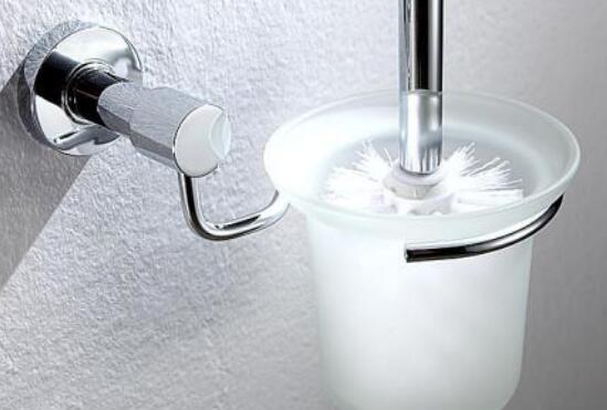 马桶移位马桶后面漏水怎么处理,马桶底座漏水会导致马桶堵塞吗