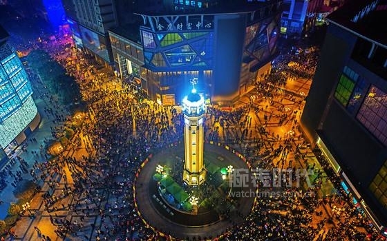 重庆解放碑附近劳力士手表店铺,解放碑上面的劳力士标志