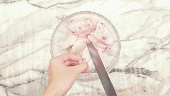 酥香脆皮鸡翅的做法视频,怎么做又香又脆的鸡翅呢