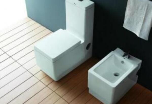 马桶移位马桶后面漏水怎么处理,马桶底座漏水会导致马桶堵塞吗