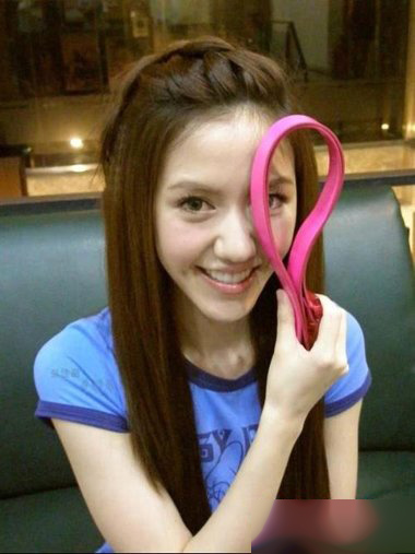 扎马尾辫发型视频教程简单好看,头顶蓬松饱满马尾干净利落