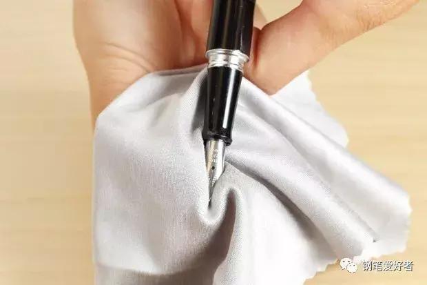 写钢笔字时需要微调笔尖的方向吗,弯尖钢笔书写不顺滑怎么办