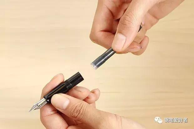 写钢笔字时需要微调笔尖的方向吗,弯尖钢笔书写不顺滑怎么办