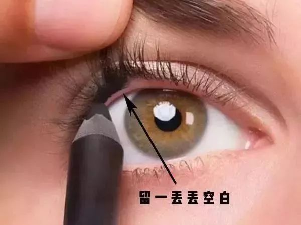 彩妆教程初学者眼线怎么画好看,彩妆教程初学者眼线画法视频