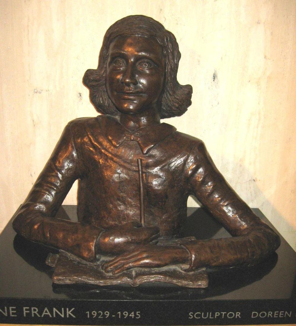 73年前的今天，600万受*害迫**犹太人的代表，15岁的安妮病逝集中营