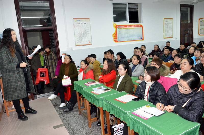 恩施市实验小学生家长会,家长会真诚沟通携手并进