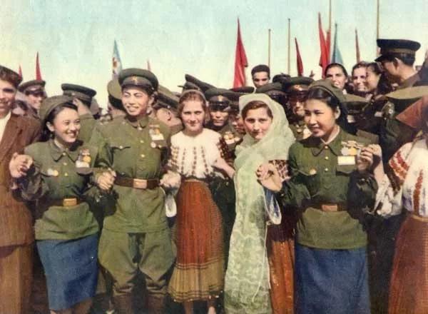 中国女兵历代军装发展,70年代的女兵服装