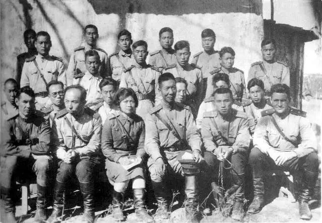 中国女兵历代军装发展,70年代的女兵服装