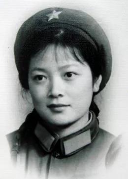 中国女兵历代军装发展,70年代的女兵服装