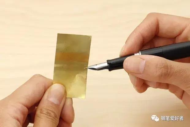写钢笔字时需要微调笔尖的方向吗,弯尖钢笔书写不顺滑怎么办