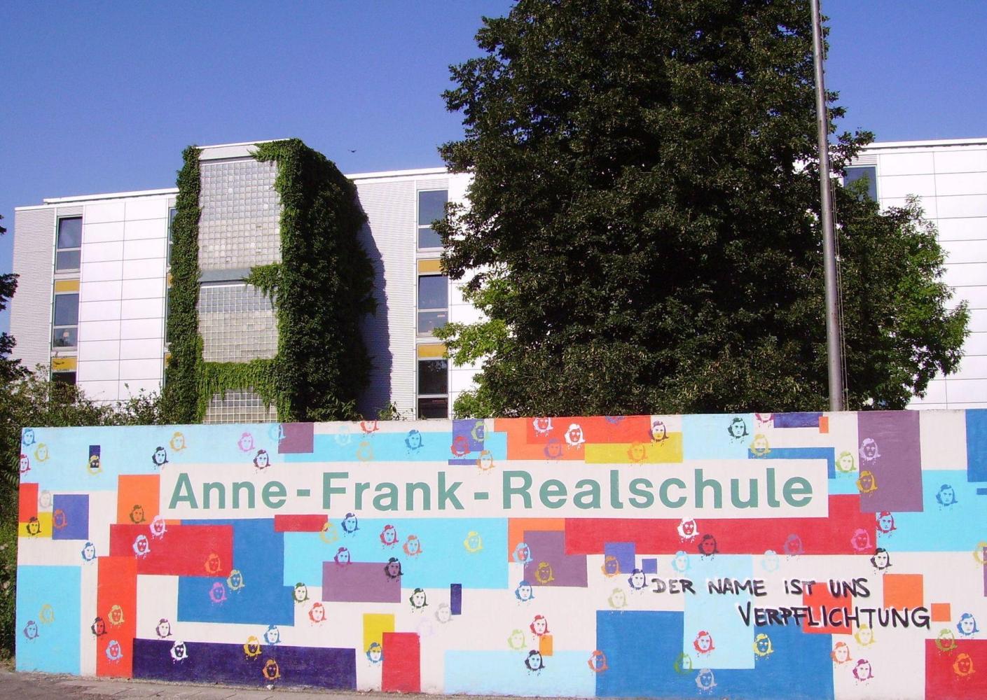 73年前的今天，600万受*害迫**犹太人的代表，15岁的安妮病逝集中营